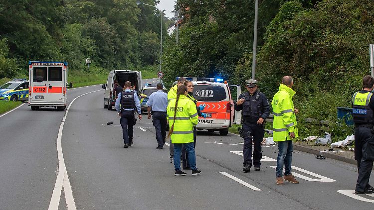Mutter und Kind warteten an einer Bushaltestelle am Straßenrand, als sie vom Kleintransporter erfasst wurden.