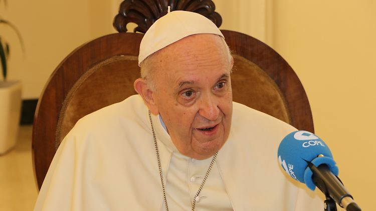 Beim ersten Interview seit seinem Krankenhausaufenthalt im Juli plaudert Papst Franziskus auch über seinen Dickdarm.