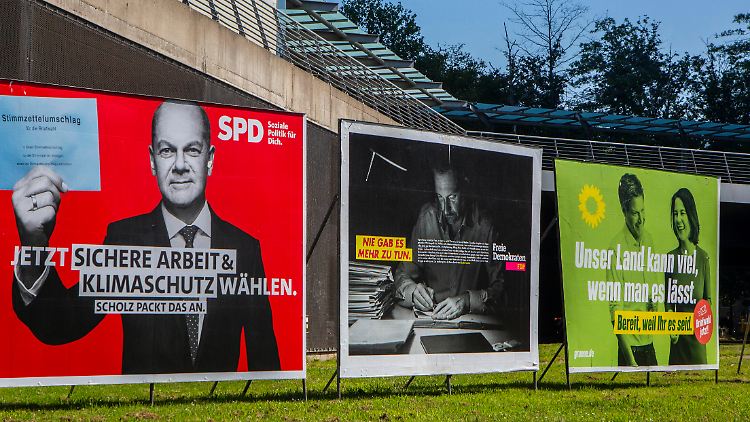 Plakate von SPD, FDP und Grünen stehen einträchtig an einer Straße. Dass Christian Lindner sagt, für die Ampel fehle ihm die Fantasie, ist strategisch klug - was nach dem 26. September daraus wird, ist allerdings offen.