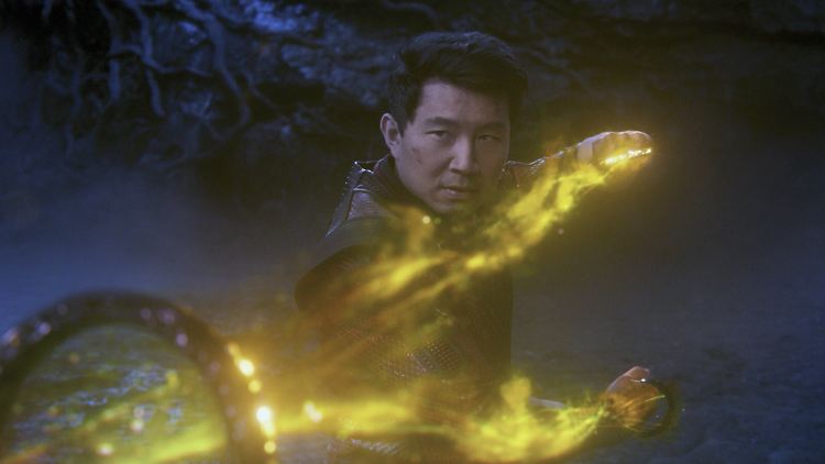Hat die coolsten Fantasy-Waffen seit "Star Wars": "Shang-Chi" (Simu Liu).