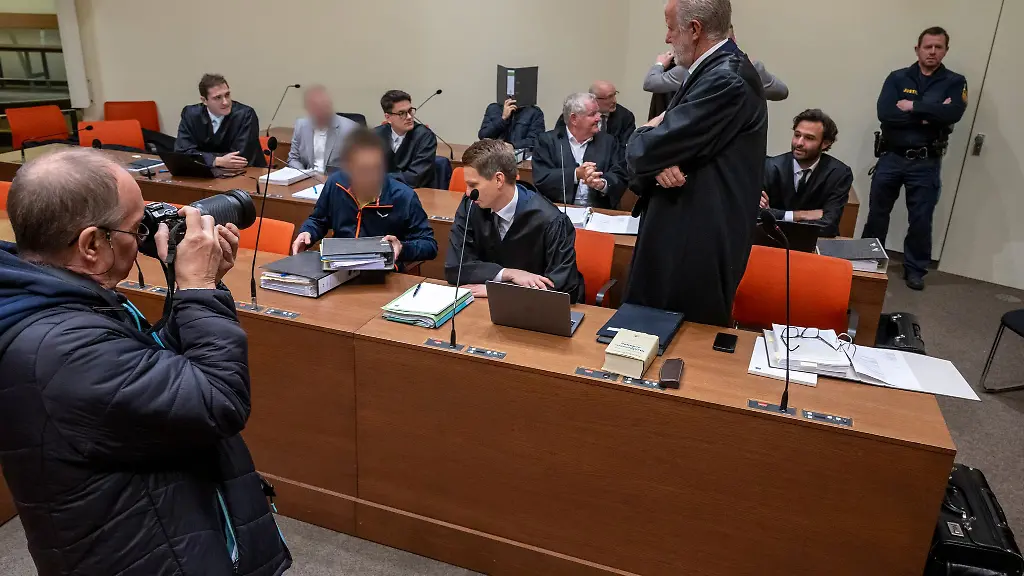 Vier-Maenner-stehen-wegen-des-Verdachts-auf-Millionenbetrug-vor-Gericht