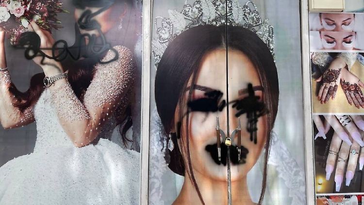 Bei ihrem Einzug in Kabul verwüsteten die Taliban die Schaufenster von Modeläden und Schönheitssalons.