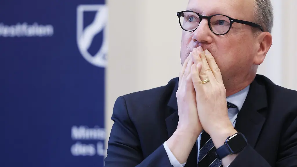 Nordrhein-Westfalens-Justizminister-Benjamin-Limbach-Gruene-aergert-sich-ueber-schwere-Fehler-bei-der-Besetzung-des-Praesidentenpostens-am-Oberverwaltungsgericht