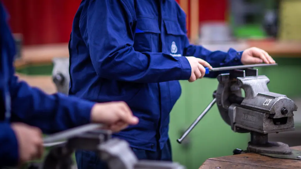 Lehrlinge-und-Studierende-in-Wismar-arbeiten-mit-Metallfeilen-an-Schraubstoecken