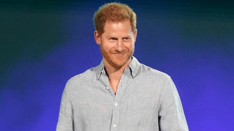 Stolz auf die Leistungen der Wissenschaftlerinnen: Prinz Harry.