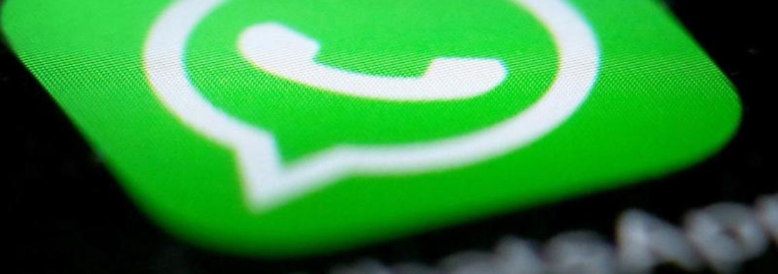 Das Logo der Messenger-App WhatsApp ist auf dem Display eines Smartphones zu sehen. Foto: Martin Gerten/dpa/Symbolbild