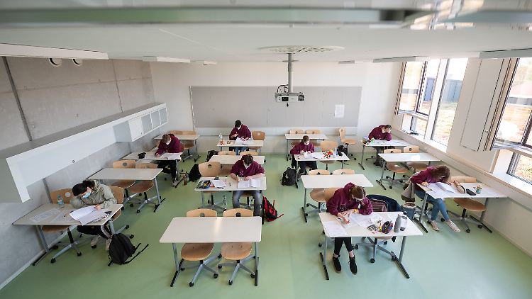 Klausur mit FFP2-Maske schreiben: Der Schulalltag ist extrem beschwerlich.