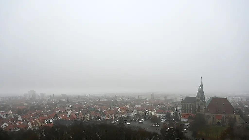 Mit-grauem-Himmel-doch-niederschlagsfrei-startet-das-Wochenende-in-Thueringen-Spaeter-beginnt-es-zu-regnen-In-den-Mittelgebirgen-faellt-Schnee