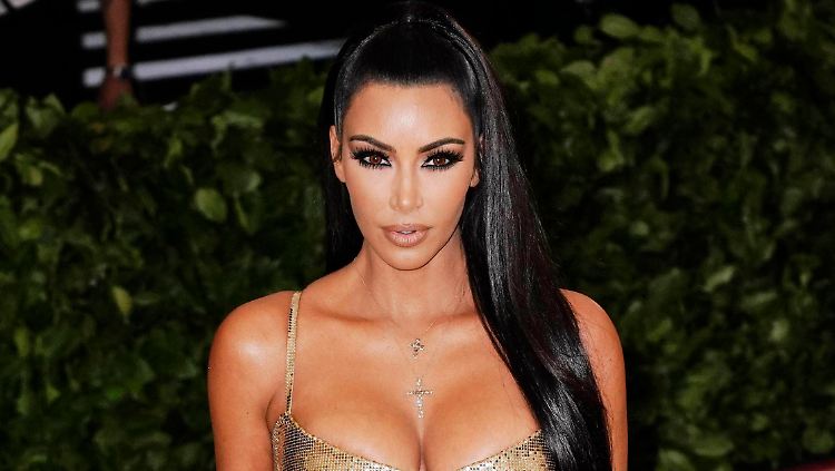 Kim Kardashian ließ zusammen mit einem Rabbi afghanische Fußballerinnen nach England ausfliegen.
