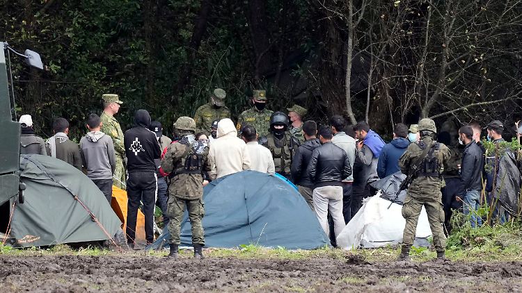 Solche Bilder wird es künftig nicht mehr geben: Polnische Soldaten kreisen eine Gruppe afghanischer Flüchtlinge ein.