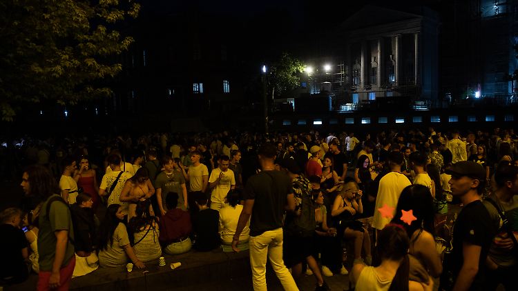 Die Partys im James-Simon-Park in Berlin-Mitte waren zuletzt häufig ausgeartet - deshalb hat der Bezirk ihn nachts gesperrt.