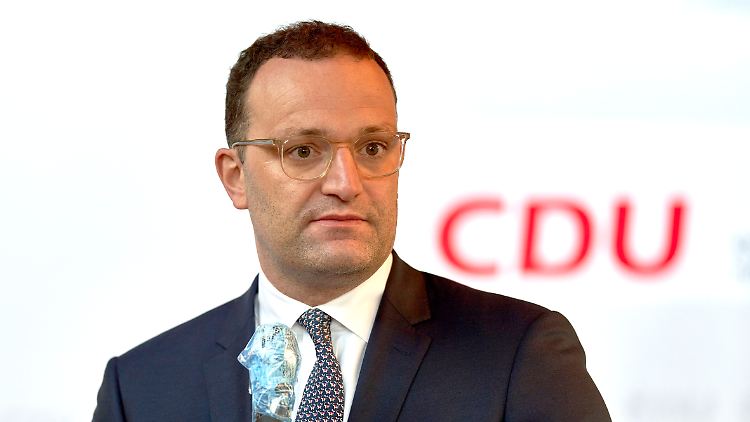 Eine weiter gefasste Auskunftspflicht, etwa um auch das Arbeiten im Großraumbüro zu ermöglichen, soll es laut Spahn nicht geben.