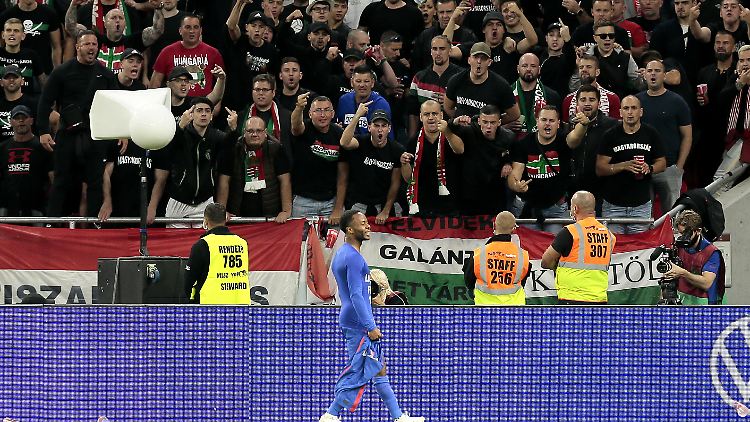 Raheem Sterling bejubelt seinen Treffer zum 1:0. Die Ungarn-Fans sind nicht begeistert. 
