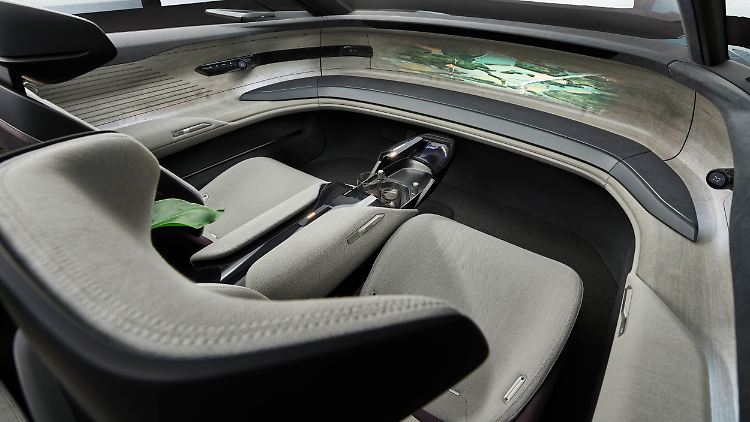Mit eingefahrenem Lenkrad werden auch die zwei vorderen Plätze im Audi Grandsphere zur Entspannung freigegeben.