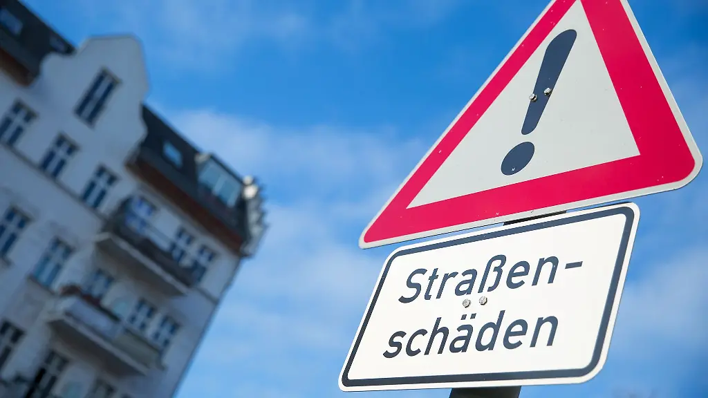 Noch-vorsichtiger-sein-Dieses-Schild-weist-auf-Strassenschaeden-hin