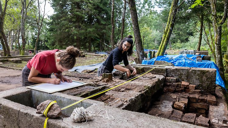 Die Mitarbeiter vermessen einen früheren Schmiedeofen des Konzentrationslagers Natzweiler-Struthof im französischen Elsass. 