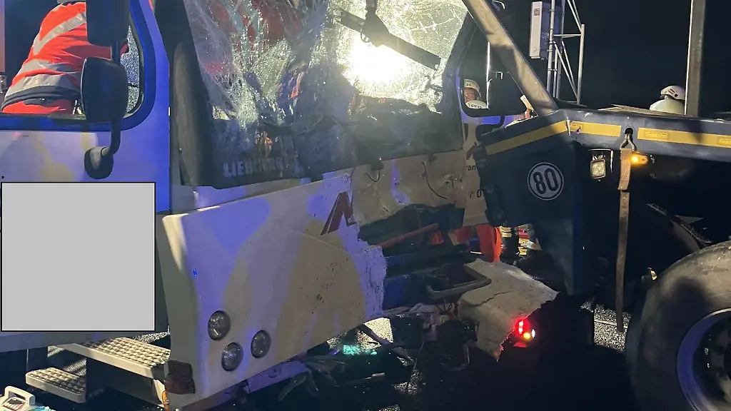 Der-Kranfahrer-wurde-schnell-gerettet-der-Sattelzugfahrer-blieb-unverletzt