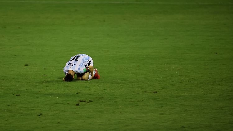 Die Einsamkeit des Gefoulten: Lionel Messi liegt am Boden. 