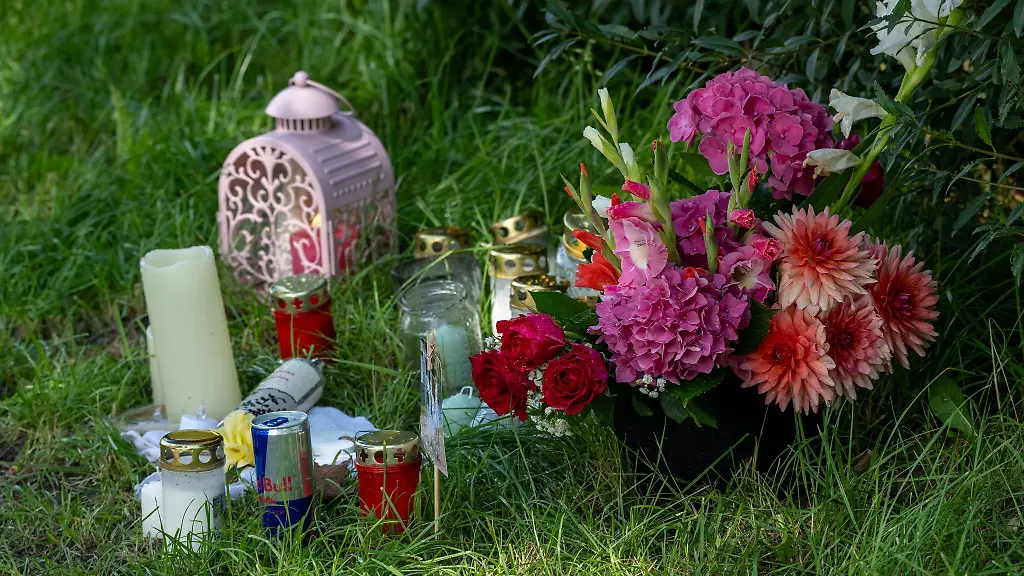 Nach-dem-toedlichen-Unfall-auf-Ruegen-wurden-Blumen-niedergelegt-und-Kerzen-aufgestellt