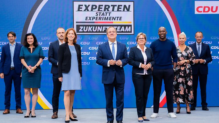Das Team von links nach rechts: Jung, Bär, Neumann, Prien, Laschet, Klepsch, Chialo, Breher und Merz.