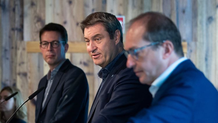 Warnung vor "Linksrutsch" und Ampel: CSU-Chef Söder, Generalsekretär Blume (l.) und Landesgruppenchef Dobrindt stellten die Strategie ihrer Partei für die Schlussphase des Wahlkampfes vor.