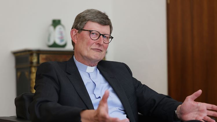 Die ehemalige Angestellte verlangt mindestens 50.000 Euro von Woelkis Bistum.