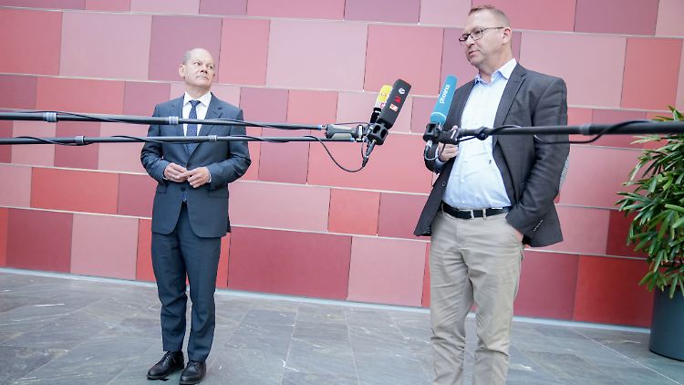 SPD-Kanzlerkandidat Scholz und Verdi-Chef Werneke bei einem gemeinsamen Termin im Juni.