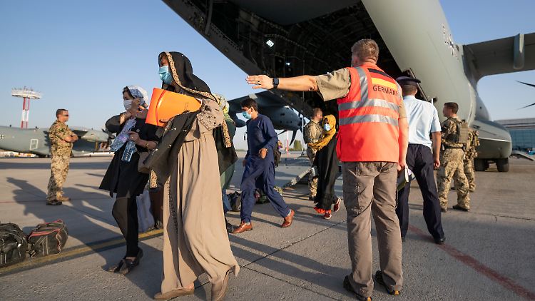 Deutschland rettete schon wenige Menschen aus Afghanistan, nun scheinen einige von ihnen auch noch Straftäter zu sein.