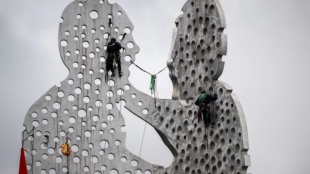 Aktivisten-klettern-auf-Skulptur-in-der-Spree