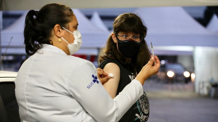 In São Paulo haben 9.628.888 über 18-Jährige mindestens eine Impfdosis erhalten - mehr als in der Stadt leben.