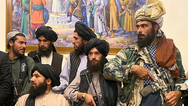 Taliban-Kämpfer bei der Einnahme des Präsidentenpalasts in Kabul am 15. August: Hier soll auch die Zeremonie für die neue Regierung stattfinden.