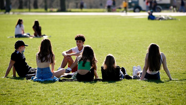 Das britische Expertengremium hat eine Impfung bislang nur für die 12- bis 15-Jährigen empfohlen, die zur gefährdeten Gruppe zählen.