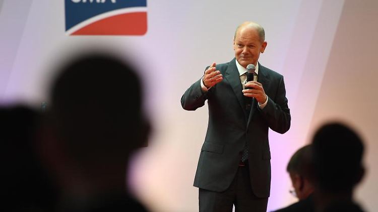 Kanzlerkandidat Olaf Scholz (SPD) gestikuliert. Foto: Swen Pförtner/dpa/Archivbild