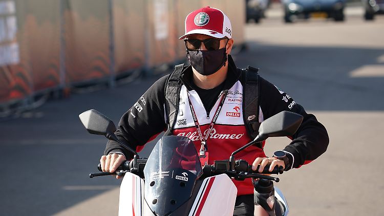 Immer mit Maske unterwegs, doch eine Infektion verhinderte das nicht: Kimi Räikkönen fällt vorerst aus. 