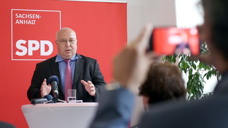SPD-Chef Schmidt sprach von einem "starken Signal". Die Wahlbeteiligung lag höher als bei allen vorherigen Mitgliederbefragungen seiner Partei.