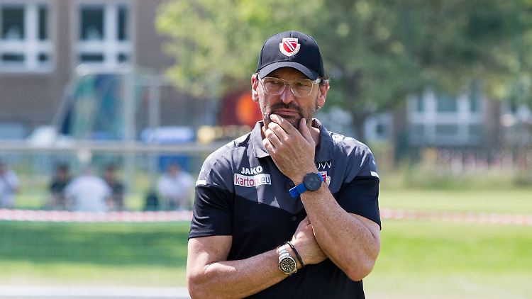 Ein nachdenklicher Energie-Trainer Claus-Dieter Wollitz.