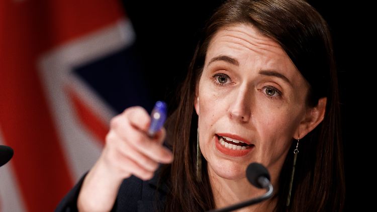 Nach der Messerattacke mit mehreren Verletzten: Neuseelands Premierministerin Jacinda Ardern ist frustriert, dass Abschiebeversuche des Täters scheiterten.
