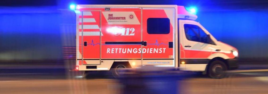 Ein Rettungswagen mit eingeschaltetem Blaulicht fährt auf einer Straße. Foto: Boris Roessler/dpa/Symbolbild