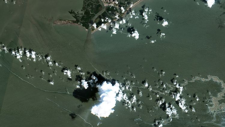 Das Öl treibt in den Küstengewässern vor Port Fourchon - einem Dreh- und Angelpunkt der US-Ölindustrie.
