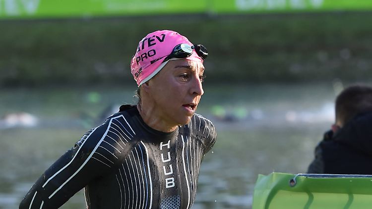 Anne Haug steigt beim Klassiker in Roth aus dem Wasser.