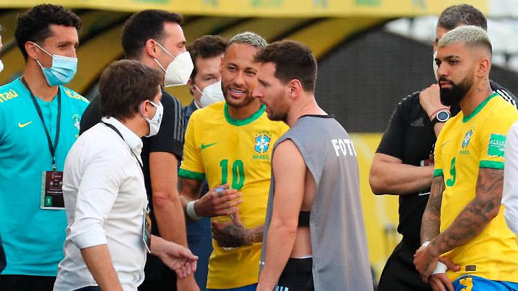 Lionel Messi und Neymar können die Situation nicht fassen.
