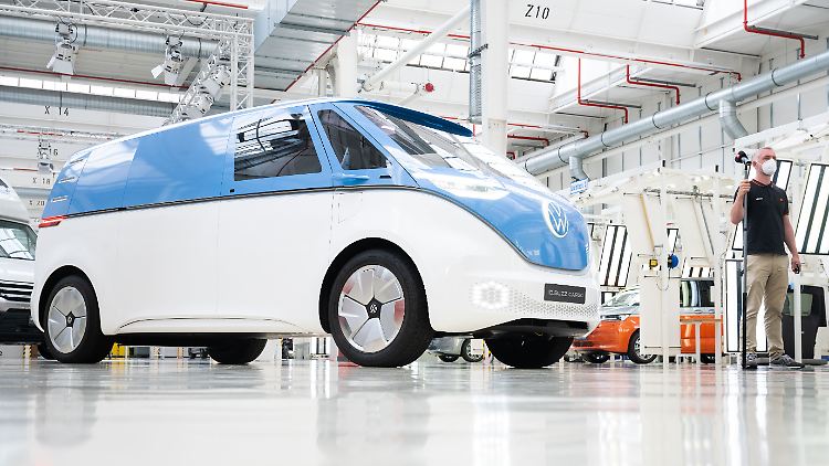 Zunächst wird die Technologie mit fünf solcher Fahrzeuge getestet, ehe ab 2025 dann ein Serienbetrieb möglich sein soll.
