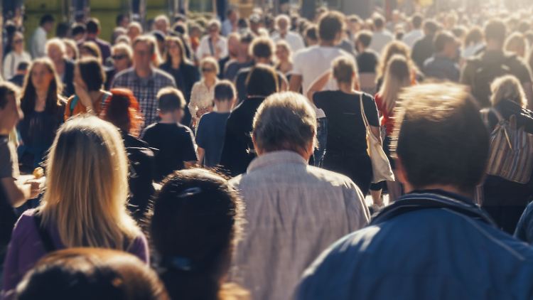 Fast acht Milliarden Menschen wohnen auf der Erde. Viele davon in dicht besiedelten Gebieten.