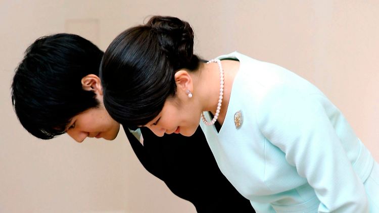 Als Prinzessin Mako und ihr Studienfreund Komuro ihre Verlobung verkünden, strahlen sie noch.