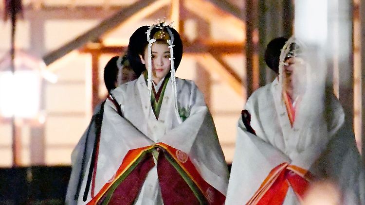 Prinzessin Mako fürchtet womöglich, hinter dem Chrysanthemenvorhang das gleiche Schicksal zu erleiden, wie andere Frauen vor ihr.