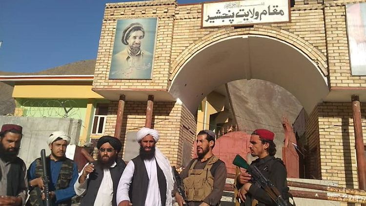 Taliban-Kämpfer vor dem Sitz des Gouverneurs im Pandschir-Tal.