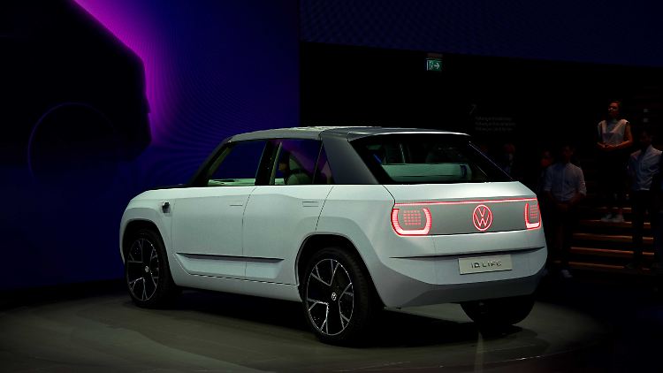 LED-Leuchten, Leichtband und beleuchtetes VW-Logo zieren die Studie des ID. Life.