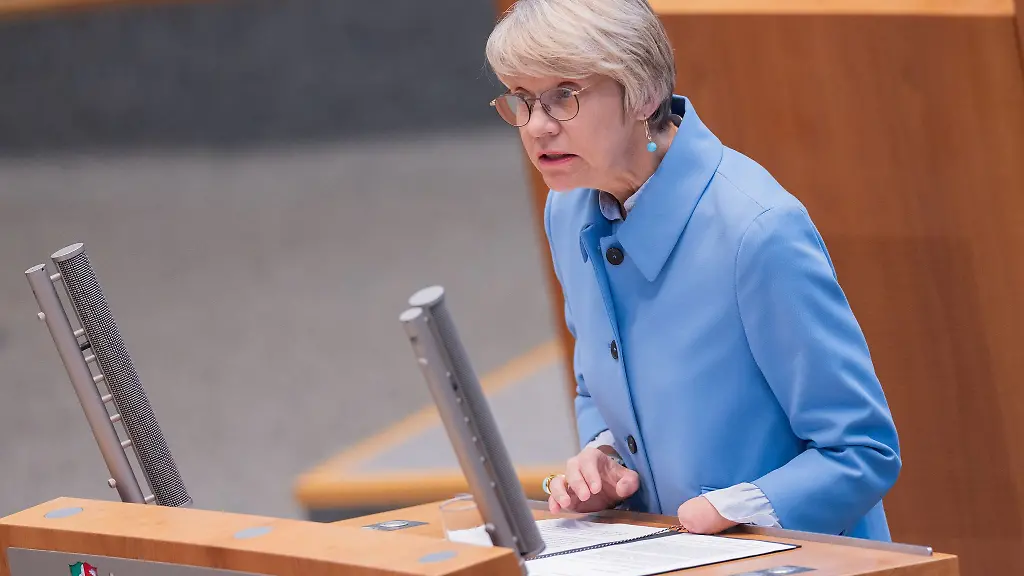 Die-Bekaempfung-des-Lehrkraeftemangels-wird-nach-Worten-von-NRW-Schulministerin-Dorothee-Feller-CDU-noch-lange-dauern