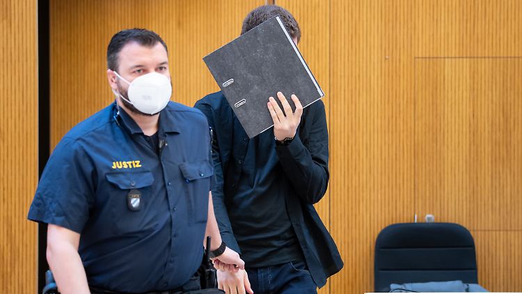 Der mutmaßliche Täter will im Gerichtssaal nicht erkannt werden. 