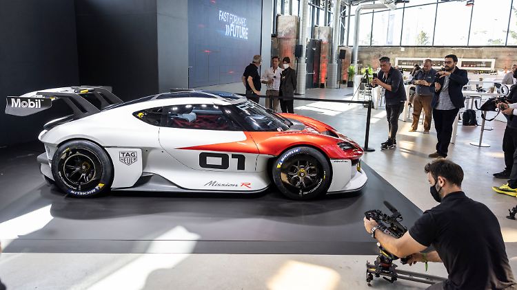 Mit 1000 PS dürfte der Porsche Mission R auf der Rennstrecke kein Kind von Traurigkeit sein.